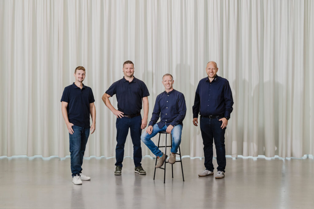 Die 4 Profis vom DorfInstallateur, DorfElektriker, FliesenPool und Tischlerei Schwab vor einem weißen Hintergrund.